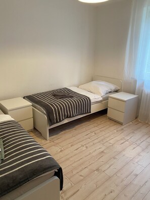 4 bedrooms, iron/ironing board, WiFi, bed sheets