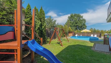 Área de juegos infantiles al aire libre