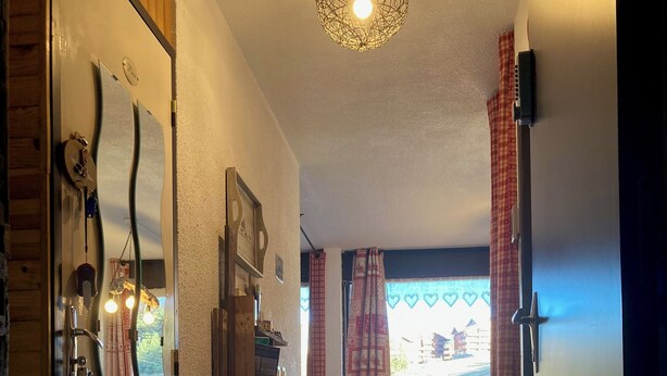 Una sala de estar moderna con un sofá, una mesa de centro y vistas al exterior.