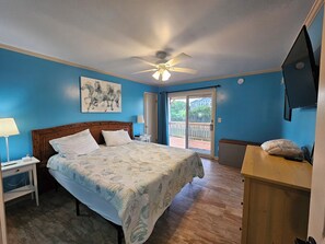 5 bedrooms, desk, WiFi, bed sheets