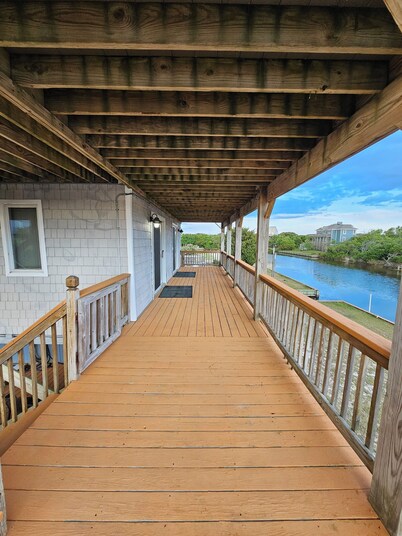 5-bedroom house in tranquil Corolla with AC, 2 boats and 4x4 Jeep available!