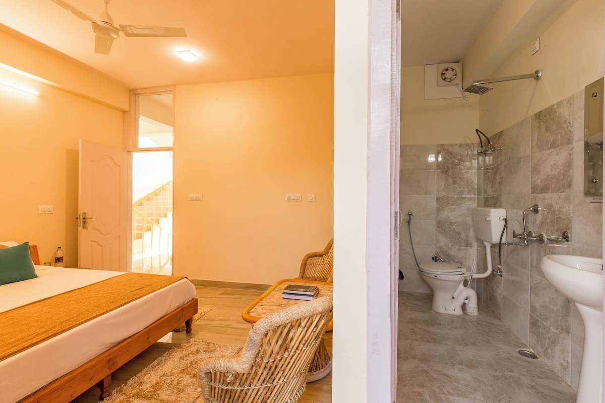 Phòng đôi Tiêu chuẩn, quang cảnh vườn | Phòng tắm | Buồng tắm vòi sen, xà phòng, dầu gội, giấy vệ sinh 