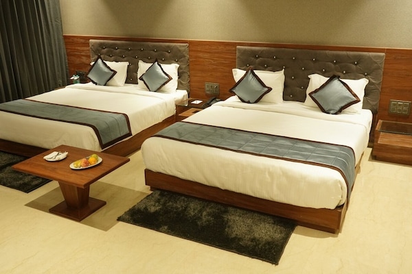 Deluxe-Vierbettzimmer | Zimmersafe, Schreibtisch, laptopgeeigneter Arbeitsplatz