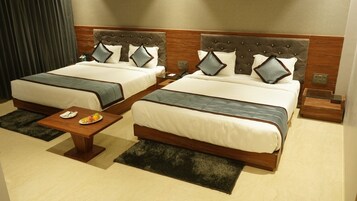 Quarto quádruplo luxo | Cofres nos quartos, escrivaninha, espaço de trabalho para notebook