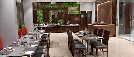 Desayuno continental diario (INR 6 por persona)