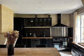 Fridge, microwave, oven, stovetop - Heated pool, House in the heart of the vineyards (Puisseguin)