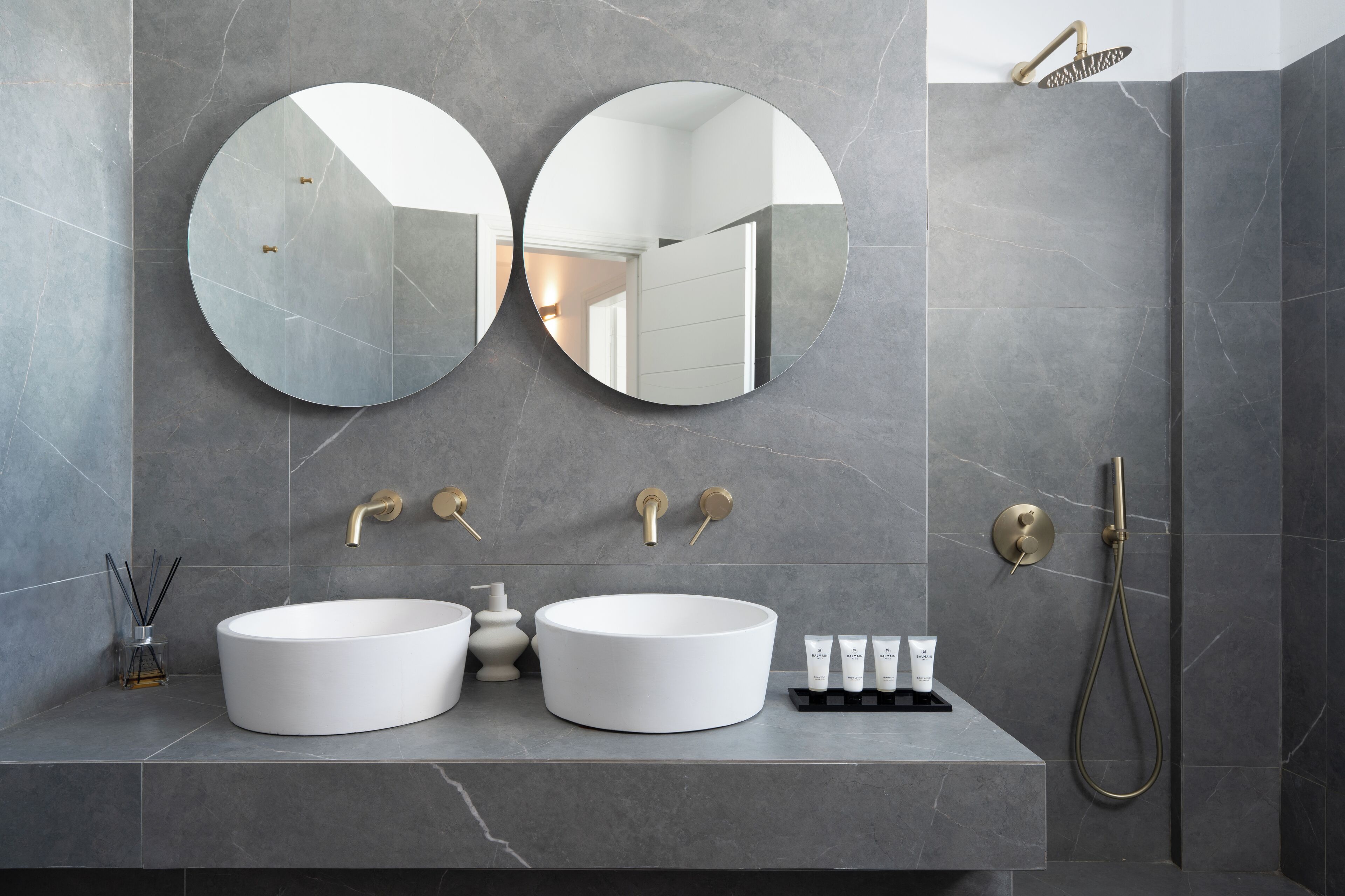 Deluxe villa, uitzicht op zee | Badkamer | Een douche, pantoffels, handdoeken, zeep