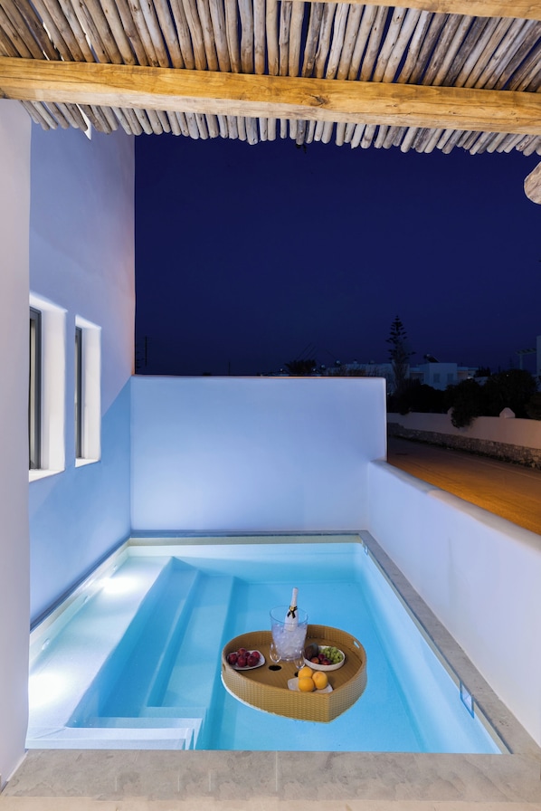 حمام سباحة خاص