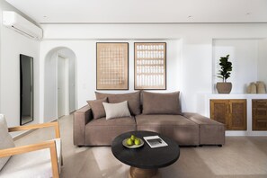 Signature Suite, Private Pool | Living area