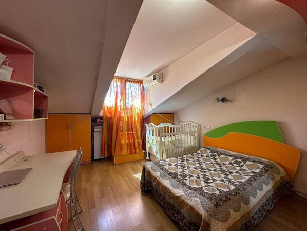 1 bedroom, iron/ironing board, WiFi - A comfortable room in a large and convenient apartment-hotel with six rooms. (Yerevan)