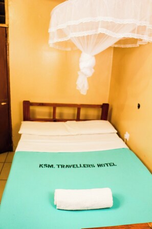 Habitación económica doble, vistas a la ciudad | Wifi gratis y ropa de cama