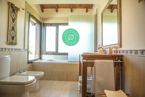 Standard Double or Twin Room, Balcony, Lake View | Bilik Mandi | Gabungan pancuran/tab mandi, pengering rambut, tuala disediakan, sabun 