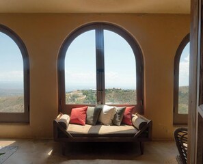 Älytelevisio, pöytätennispöytä, stereot, työhuone