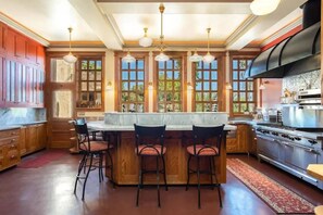 Fridge, microwave, oven, stovetop - Historic Luxury Mansion in Jerome Views of Sedona (Sedona)