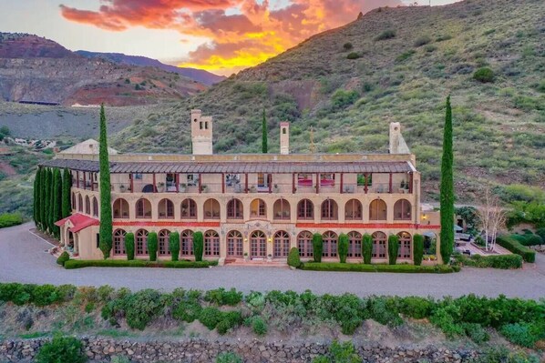 المنشأة من الخارج