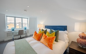 3 quartos, ferros/tábuas de passar roupa, berço de viagem