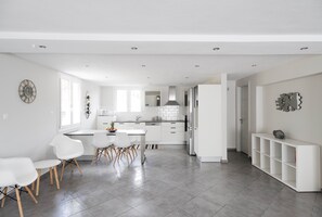 Réfrigérateur, micro-ondes, four, lave-vaisselle