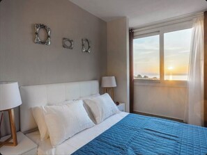 4 chambres, coffres-forts dans les chambres, bureau