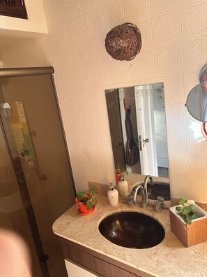 Dusj, hårføner, håndklær og såpe