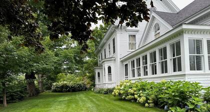 Charming 3-bedroom cottage with AC, WiFi in peaceful Appleton