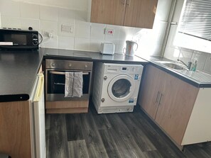 House | Private kitchen | Fridge, oven, stovetop, electric kettle - Sleeps8-familyfriendly-freeparking-10mtoetihad (Manchester)