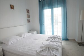 3 chambres, coffres-forts dans les chambres, fer et planche à repasser