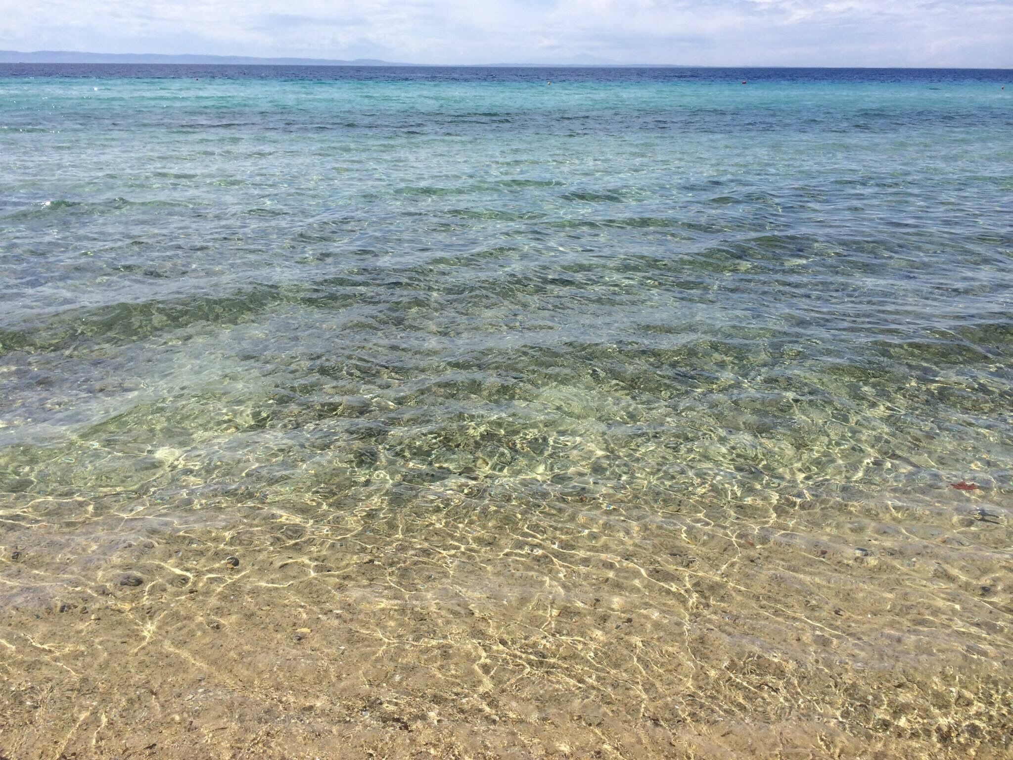 على الشاطئ، كراسي للتشمس، مناشف للشاطئ