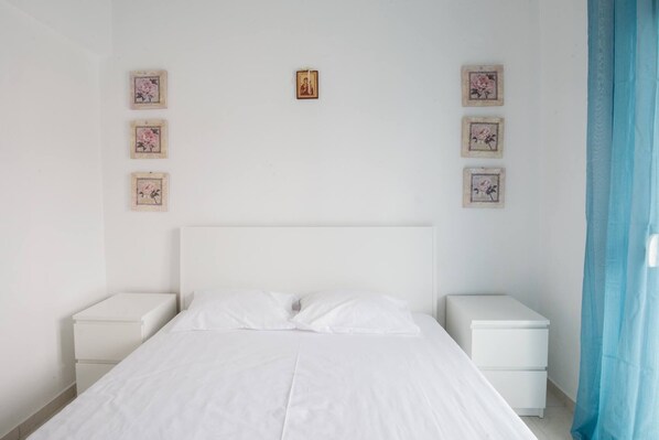 3 bedrooms, in-room safe, iron/ironing board, travel cot
