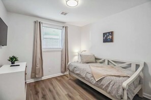 2 bedrooms, iron/ironing board, WiFi, bed sheets - Fully Furnished 2BR Near Duke & VA Hospital Ideal for Medical & Extended Stays (Durham)