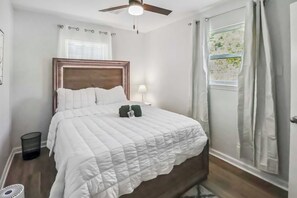 2 bedrooms, iron/ironing board, WiFi, bed sheets - Fully Furnished 2BR Near Duke & VA Hospital Ideal for Medical & Extended Stays (Durham)