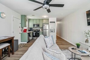 Smart TV - Fully Furnished 2BR Near Duke & VA Hospital Ideal for Medical & Extended Stays (Durham)