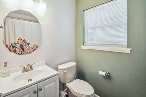Hair dryer, towels, soap, toilet paper - Fully Furnished 2BR Near Duke & VA Hospital Ideal for Medical & Extended Stays (Durham)