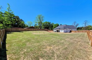 Property grounds - Modern 4BR Retreat (Douglasville)