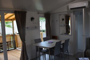Dining - MOBILHOME CAMPING LA CARABASSE 4 ETOILES VIAS PLAGE 34450 (Vias)