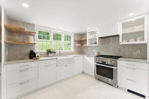 Fridge, oven, stovetop, dishwasher