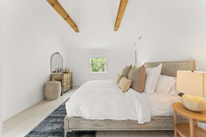 3 bedrooms, desk, WiFi, bed sheets