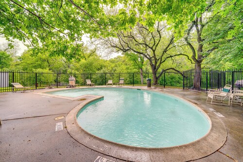 9 Mi to Dtwn Dallas: Condo w/ Pool Access