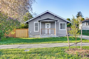 Interior - 4 Mi to Several Museums: Quaint Tacoma Home (Tacoma)