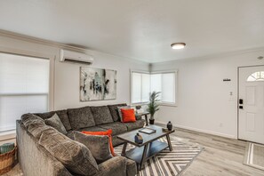 Interior - 4 Mi to Several Museums: Quaint Tacoma Home (Tacoma)