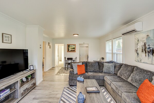 Interior - 4 Mi to Several Museums: Quaint Tacoma Home (Tacoma)