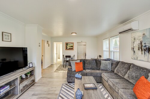 4 Mi to Several Museums: Quaint Tacoma Home