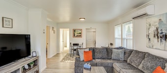 4 Mi to Several Museums: Quaint Tacoma Home