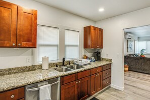 Interior - 4 Mi to Several Museums: Quaint Tacoma Home (Tacoma)