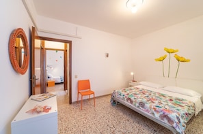 2 bedrooms, Internet, bed sheets - Bright sea view apartment (Bibione)