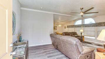 House (3 Bedrooms) | Interior