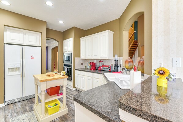 Interior - Patio, BBQ & Yard: Family Retreat in Pearland (Pearland)