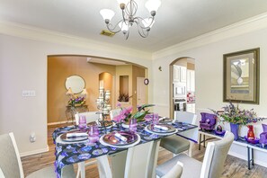 Interior - Patio, BBQ & Yard: Family Retreat in Pearland (Pearland)