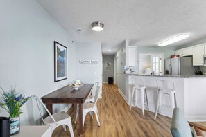 Dining - Sea Drift Coastal Comfort at Carolina Beach (Carolina Beach)