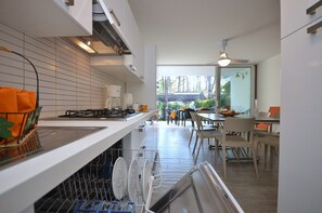 Fridge, microwave, stovetop, dishwasher - Stunning and Contemporary villa in Lignano (Lignano Sabbiadoro)