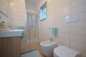 Shower, towels - Stunning and Contemporary villa in Lignano (Lignano Sabbiadoro)